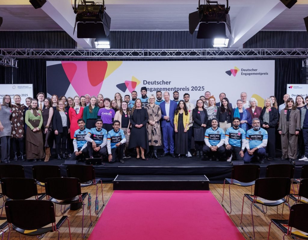 Foto © DSEE/bundesfoto/Bernd Lammel - Telef.: +49 (172) 311 4885 - DEU / Berlin / 05.12.2025 / DSEE / Im Loewe Saal wird der Deutsche Engagementpreis in sechs Kategorien verliehen. Die Staatsministerin für Sport und Ehrenamt, Vertreterinnen und Vertreter der Deutschen Stiftung für Engagement und Ehrenamt sowie die Preistragenden würdigen herausragendes bürgerschaftliches Engagement. Die Veranstaltung wird von musikalischen Acts, künstlerischen Beiträgen und einem Vernetzungsevent begleitet. © DSEE/bundesfoto/Bernd Lammel
